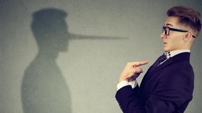 إشارة ڠريبة تحدث في دماغ الإنسان الكاذب