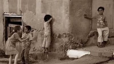 رأيت أمام المحلات امراه تصرخ
