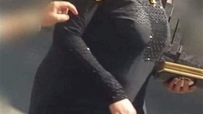 لاقيت ست كبيره لابسه اسود وشكلها غريب