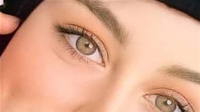 يحكى أن تاجرا غنيّاً إسمه زين كان قد تزوج عدة مرات، وفي كلّ مرّة كانت زوجته ټموت بعد أشهر قليلة من الزواج