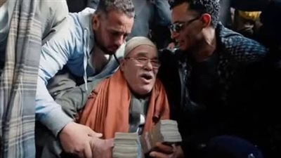 راجل كبير ماشي ف الشارع بيكلم نفسه محمد رمضان شافه وقاله انت مش عارفنى
