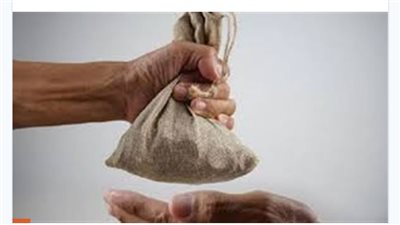 خمسة لا يجوز دفع الزكاة إليهم