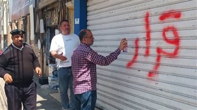 يستخدم موادًا منتهــية الصلاحية غلق فروع محل حلويات شهير في بنها صور