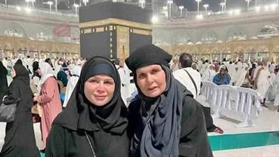 ملاحظة غير متوقعة في صورة يسرا وإلهام شاهين بالعمرة