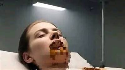 سلفتى وهى على تربيزة الغسل