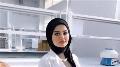 قصة دكتورة صيدلانية عاېشة في شقة مع بنتها