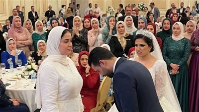 قالت عني فقيرة ومنعتني من زفافها… لكن عندما رآني العريس انحنى أمامي وانقلبت القاعة رأسًا على عقب