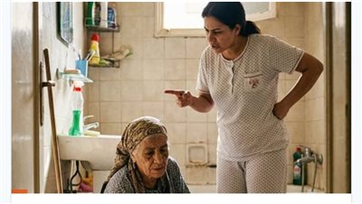 رجعت من السفر فجأة ولقيت مراتي سايبة أمي تنضف الحمام