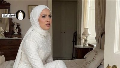 بينما كنتُ أجرّب حذائي الخاصّ بالزفاف أمام المرآة، تسلّل إلى أذني همسُ حماتي المستقبلية
