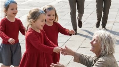 بناته العميان ركضن نحو امرأة غريبة في الساحة… وما اكتشفه الأب بعدها غيّر حياتهم للأبد
