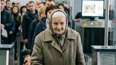 أثناء تفتيش شنطة ست كبيرة في السن في المطار