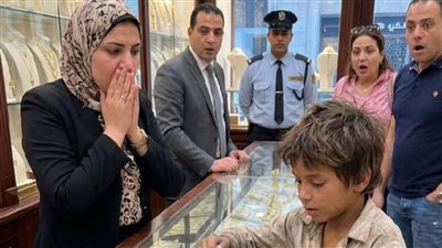 دخل طفلٌ يحمل عملاتٍ باردة… فخرج العالم كلّه أدفأ من قبل