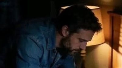 الرجل الغريب والمنديل الأحمر