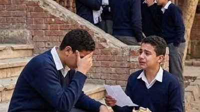 كنتُ أسرق طعامه كلّ يوم… حتى علّمتني قطعة خبز معنى الغِنى الحقيقي