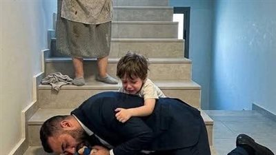 سقط على الدرج ليختبر مربية ابنه… فكانت النتيجة درسًا غيّر حياته للأبد!