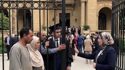 منعو والديه من دخول حفل التخرج لأنهما يرتديان شبشباً… لكن ما حدث بعد دقيقة صدم القاعة كلها!