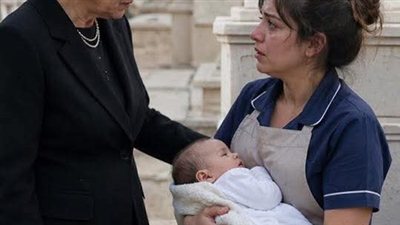 مليارديرة تزور قبر ابنها فتجد نادلة سوداء تبكي ومعها طفل فتُصدم بشدّة